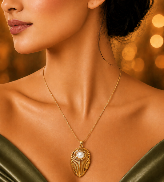 SORVE Gold Leaf Pearl Pendant Necklace